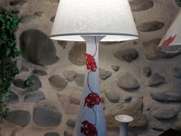 lampe rouge sur pied gerbe